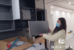 士正正在拆修的房间里